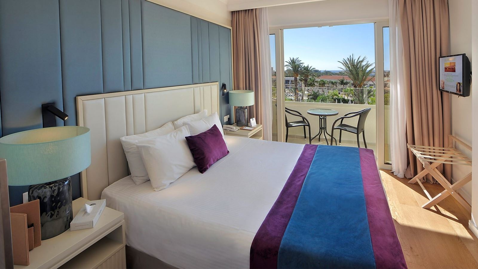 rooms-deluxe-junior-suite-poolview-privategarden