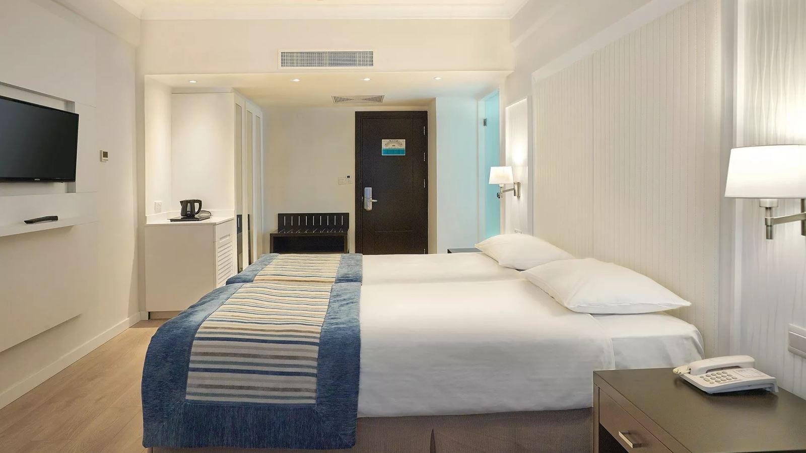 rooms-deluxe-room-gardenpool-view