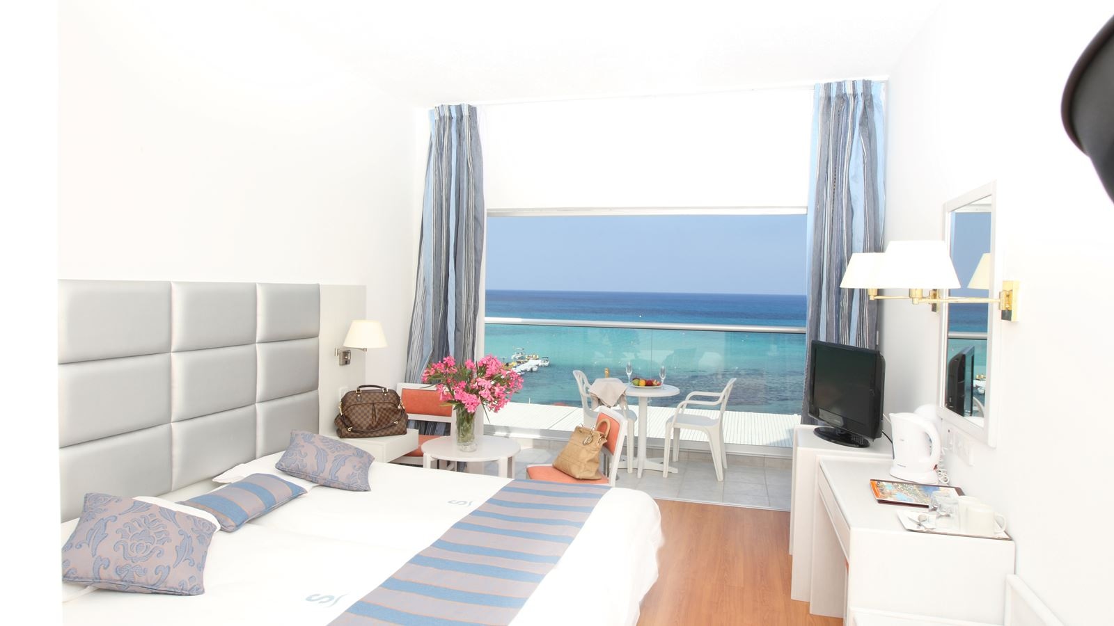 rooms-standard-room--seaview-balcony