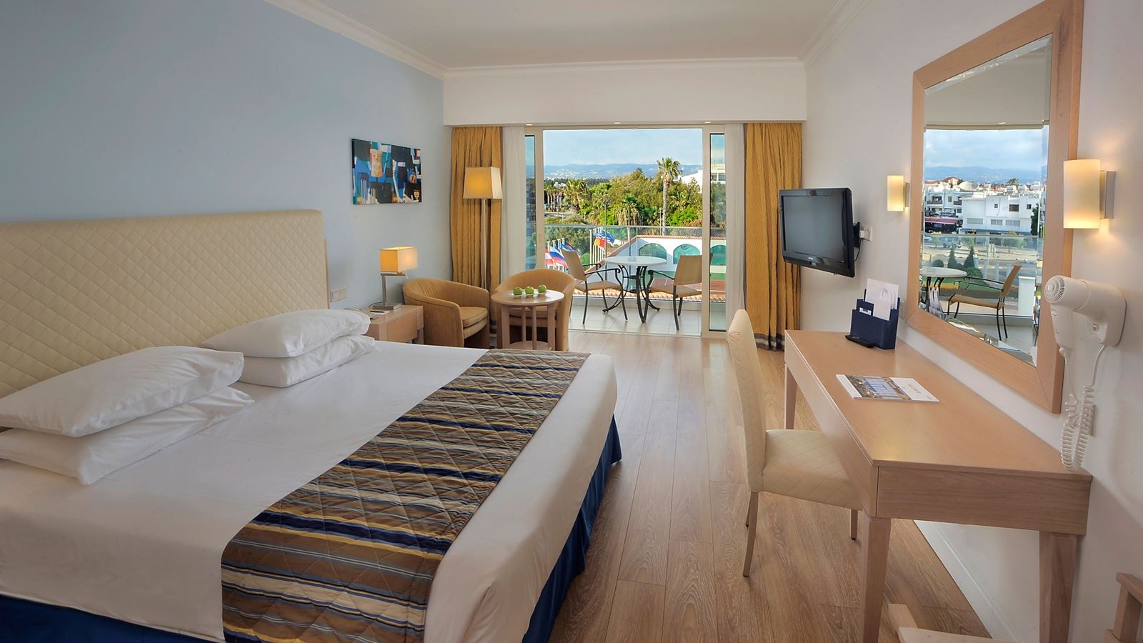 rooms-deluxe-room-balcony