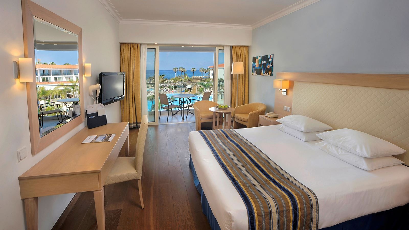 rooms-deluxe-room-lateralseaview-balcony