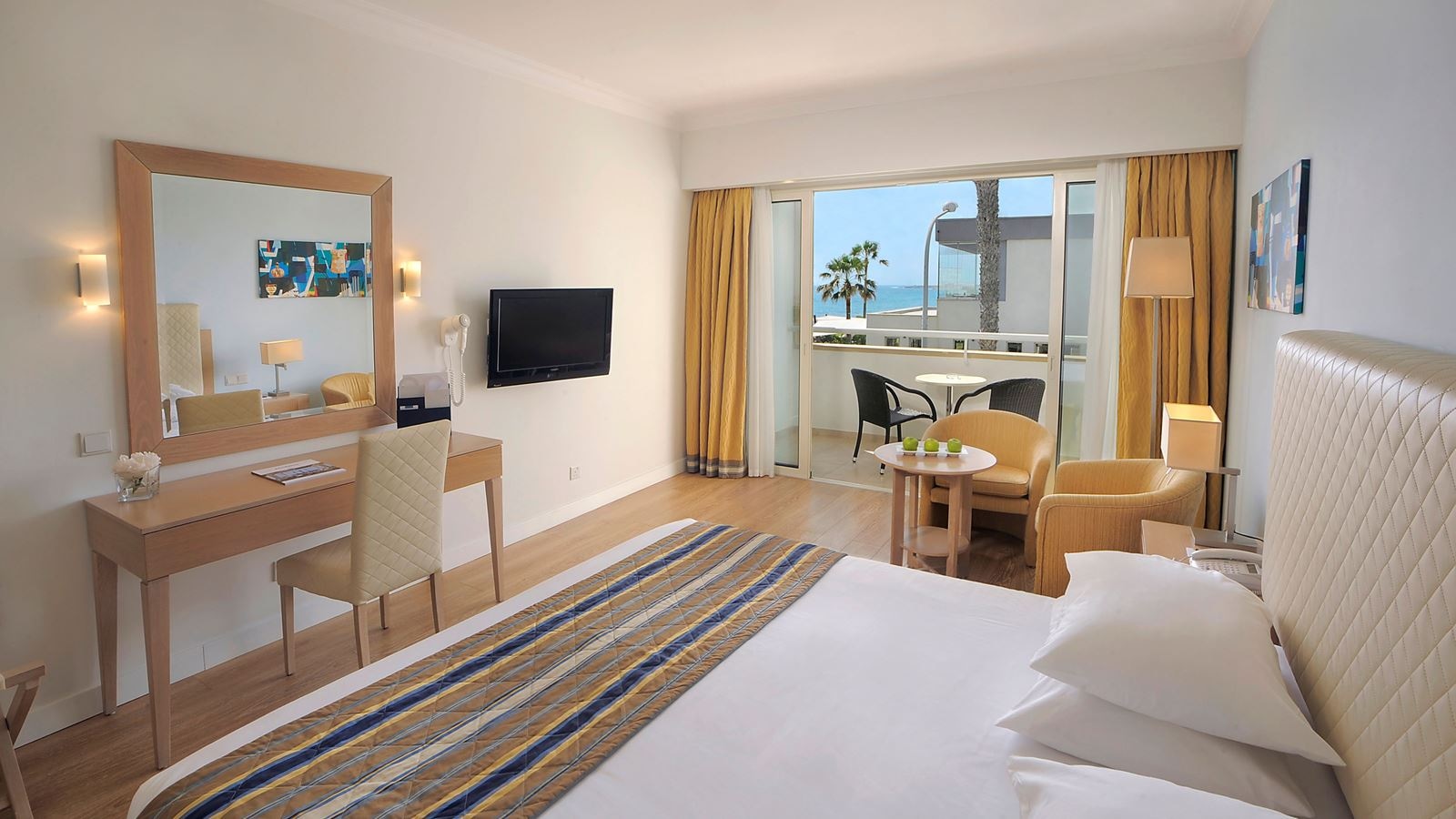 rooms-deluxe-room-lateralseaview-balcony