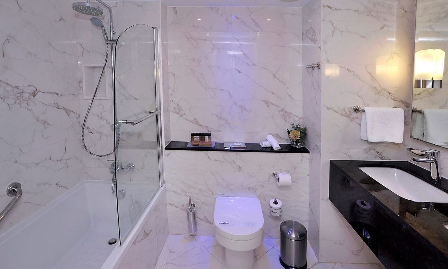 rooms-deluxe-room-balcony--promotion