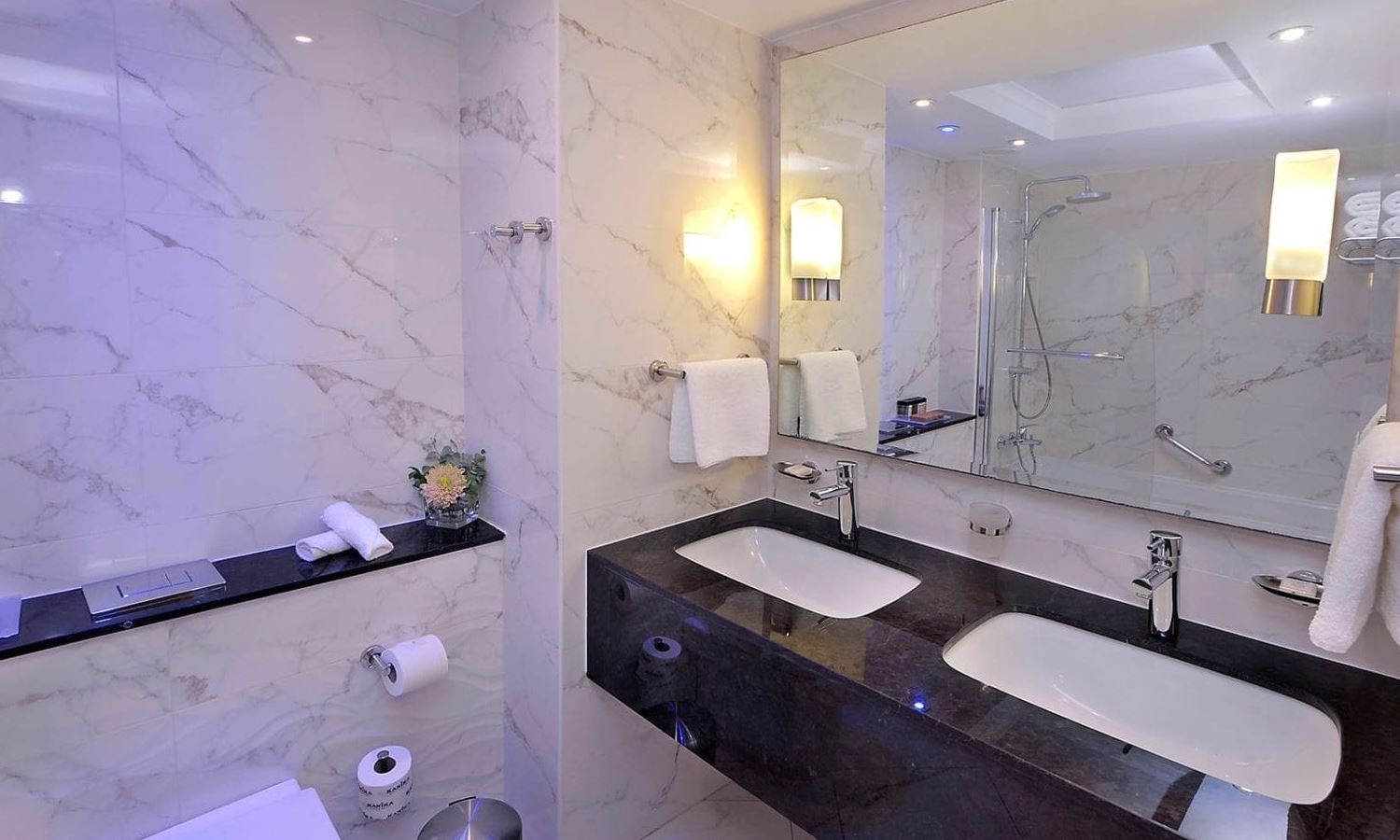 rooms-deluxe-room-lateralseaview-balcony