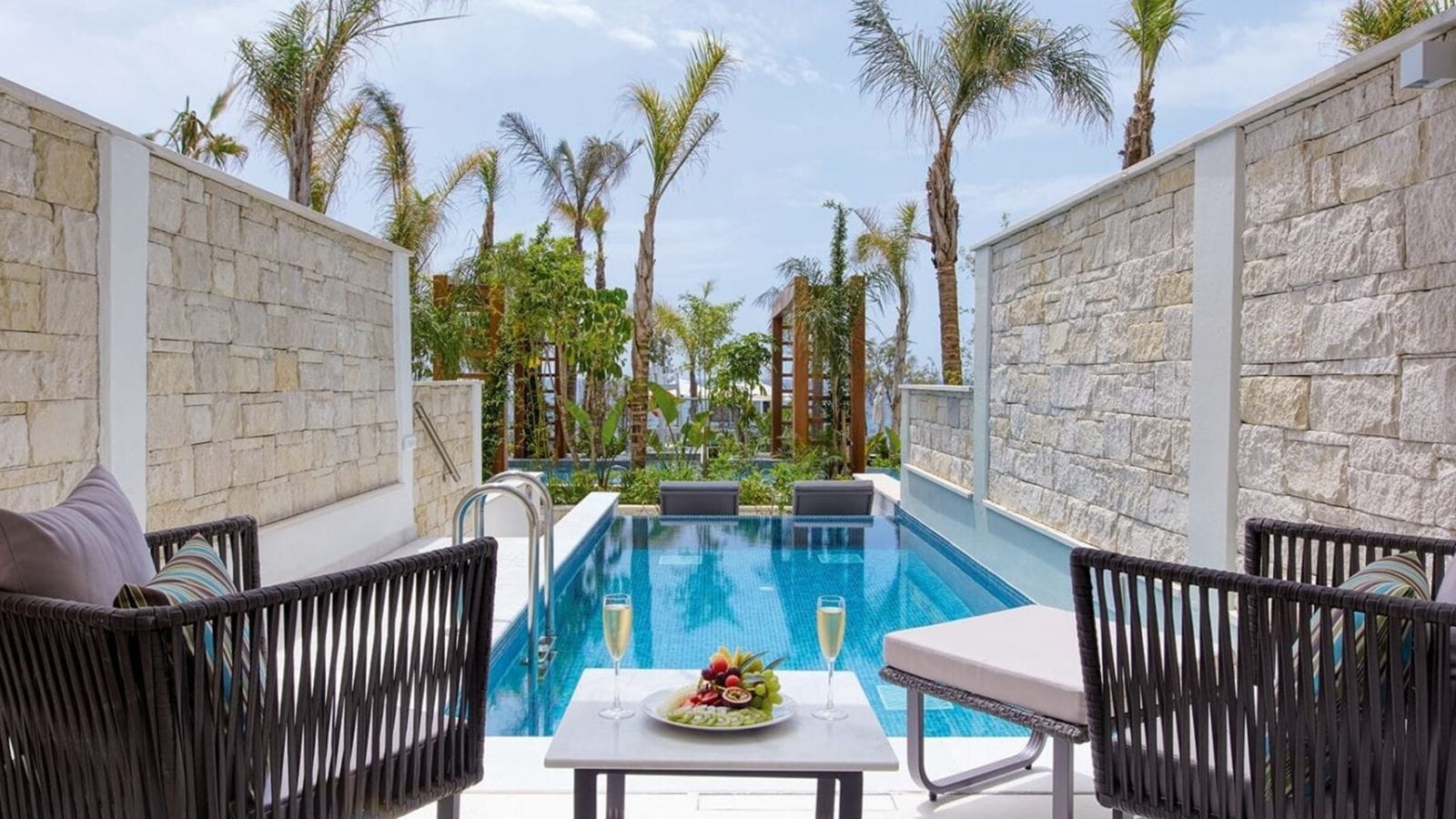 rooms-superior-cabana-private-pool-seaview