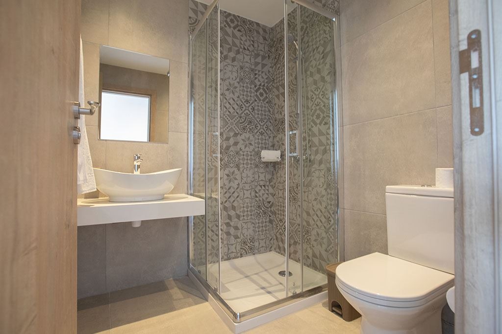 rooms-standard-familyroom-balcony