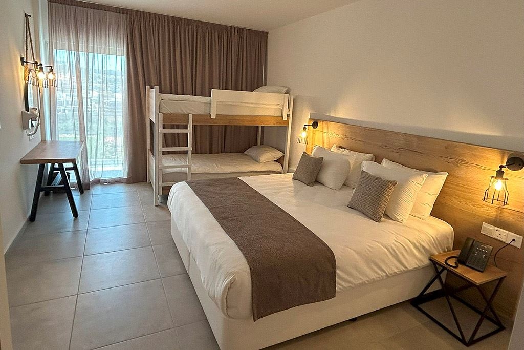 rooms-standard-familyroom-balcony