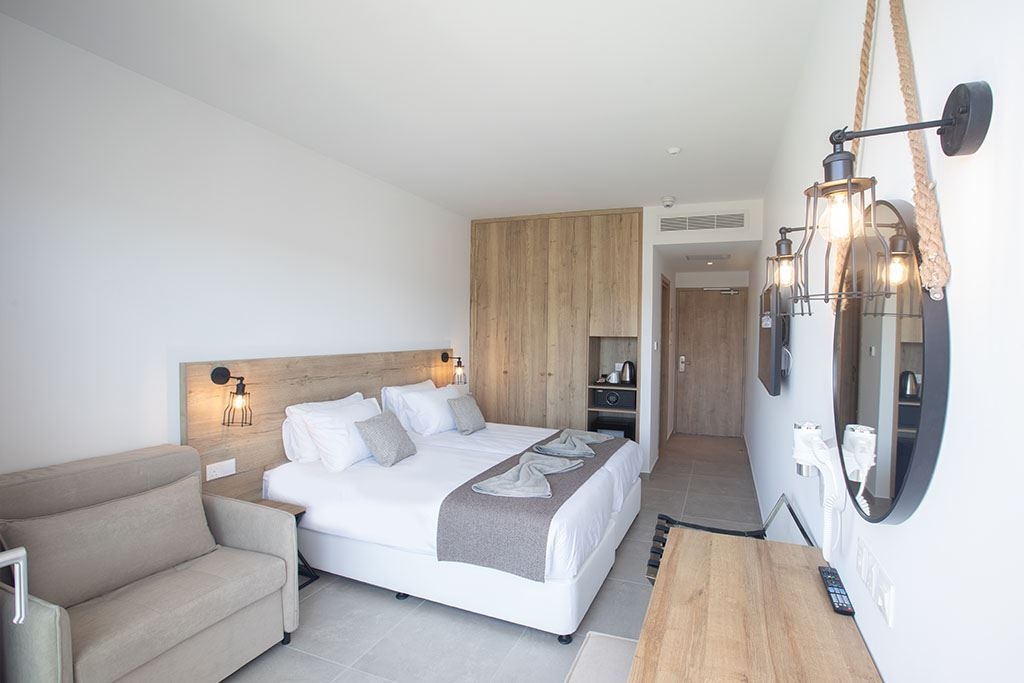 rooms-double-room-poolview-balcony