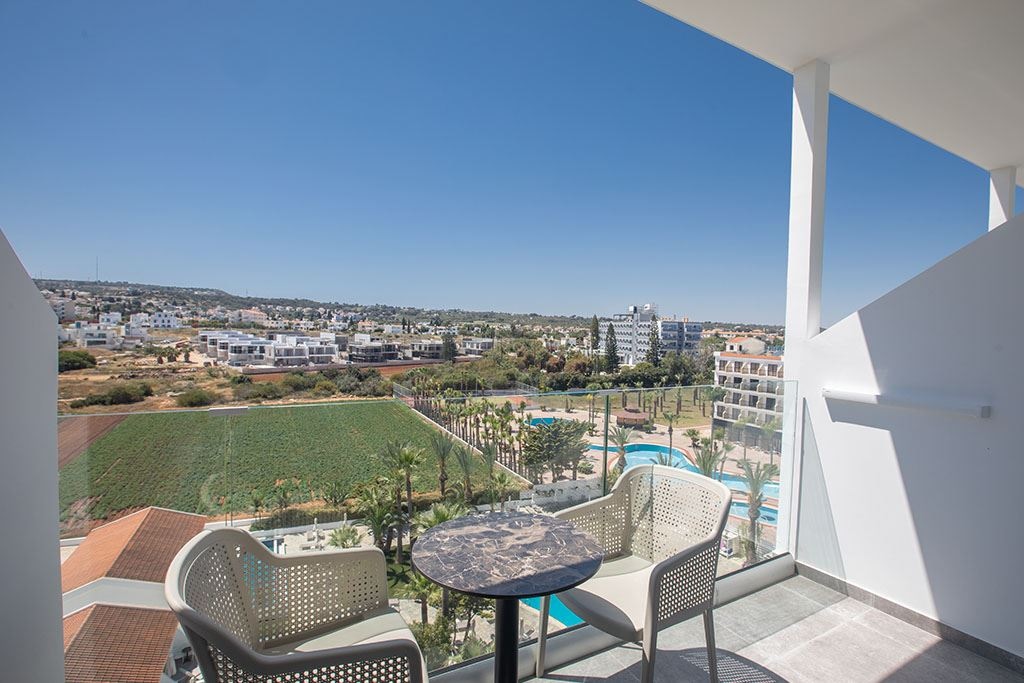 rooms-single-room-poolview-balcony
