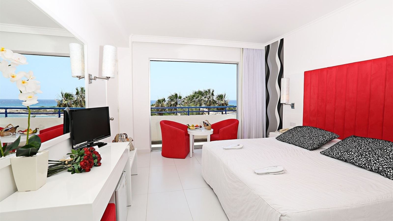 rooms-superior-familyroom-seaview-balcony-or-terrace
