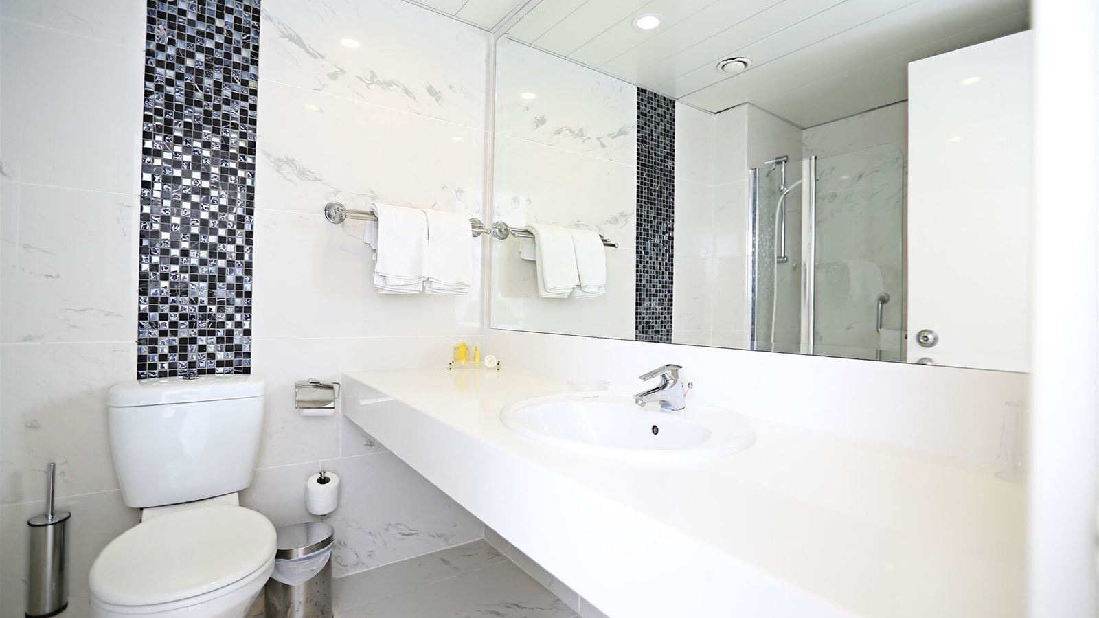 rooms-superior-familyroom-seaview-balcony-or-terrace