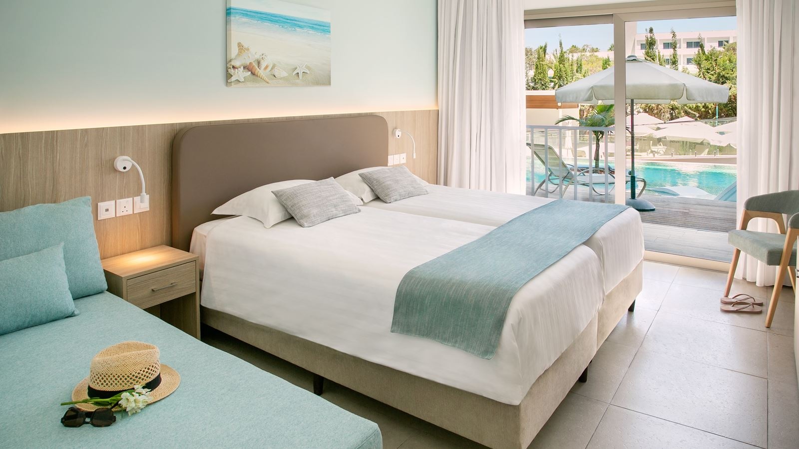 rooms-room-swimup-sharing-pool