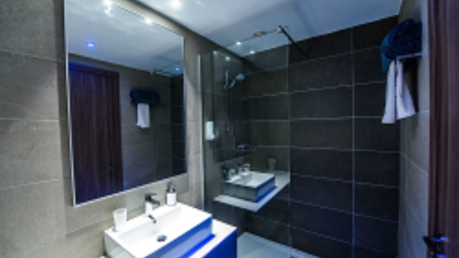 rooms-standard-room-pool-view-balcony