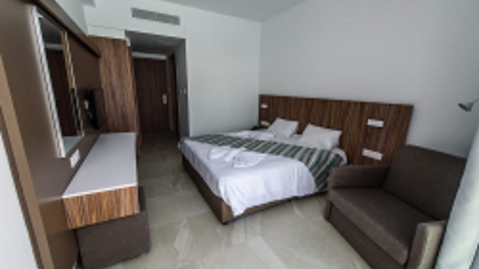 rooms-single-use-standard-room-pool-view-balcony