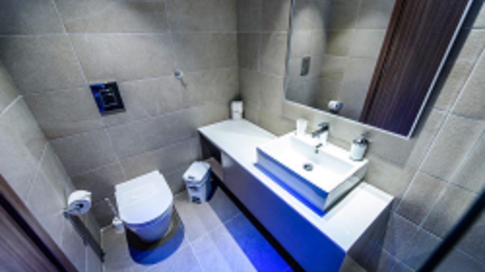 rooms-single-use-standard-room-pool-view-balcony