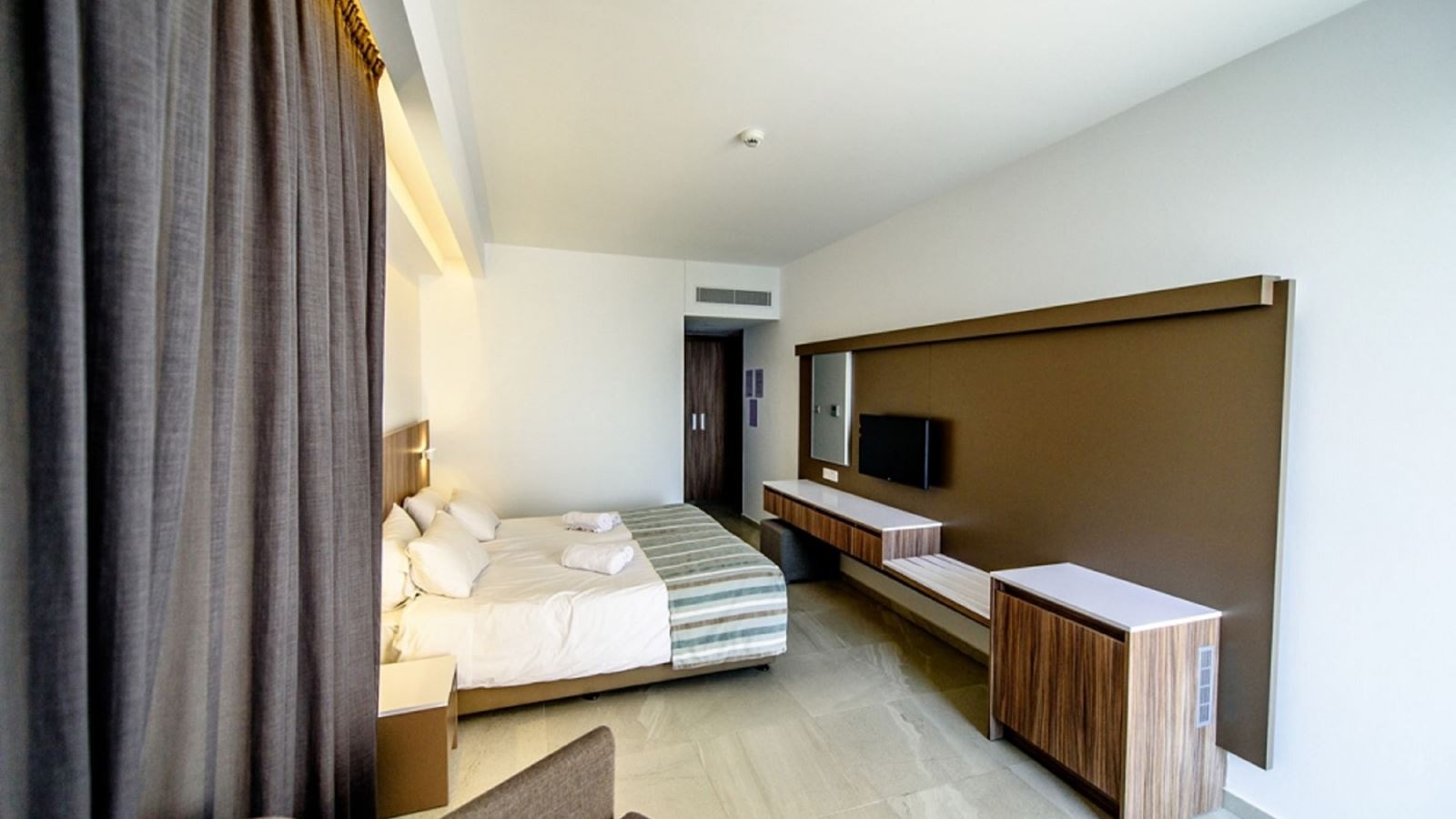 rooms-single-use-standard-room-pool-view-balcony