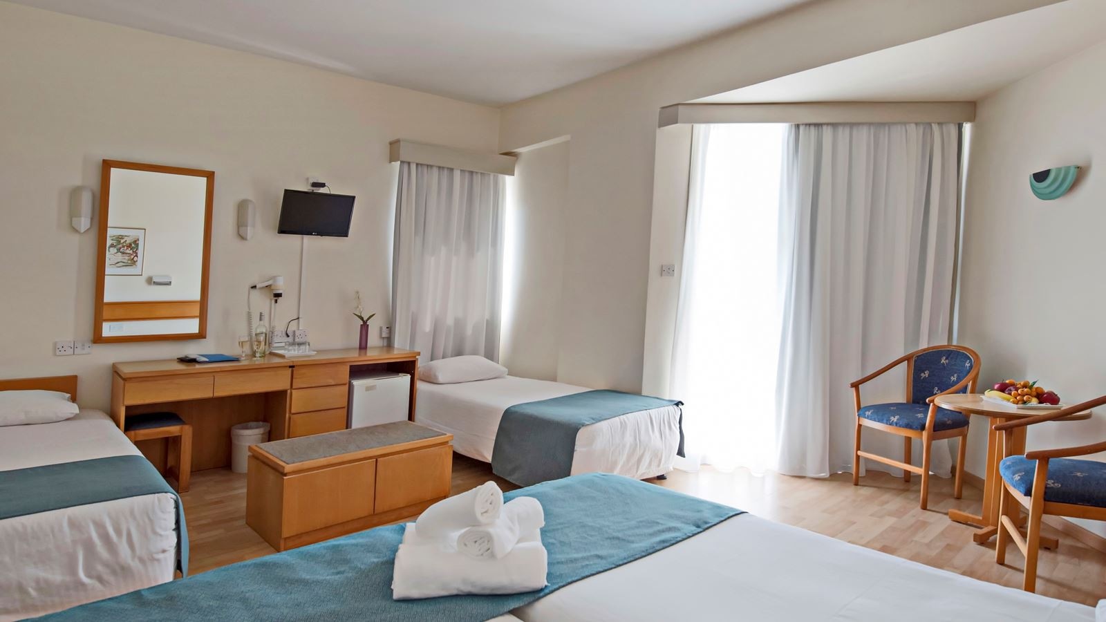 rooms-twin-superior-room-poolview-balcony