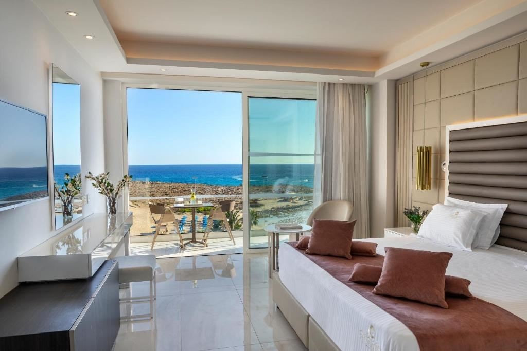 rooms-superior-room-seafront-balcony