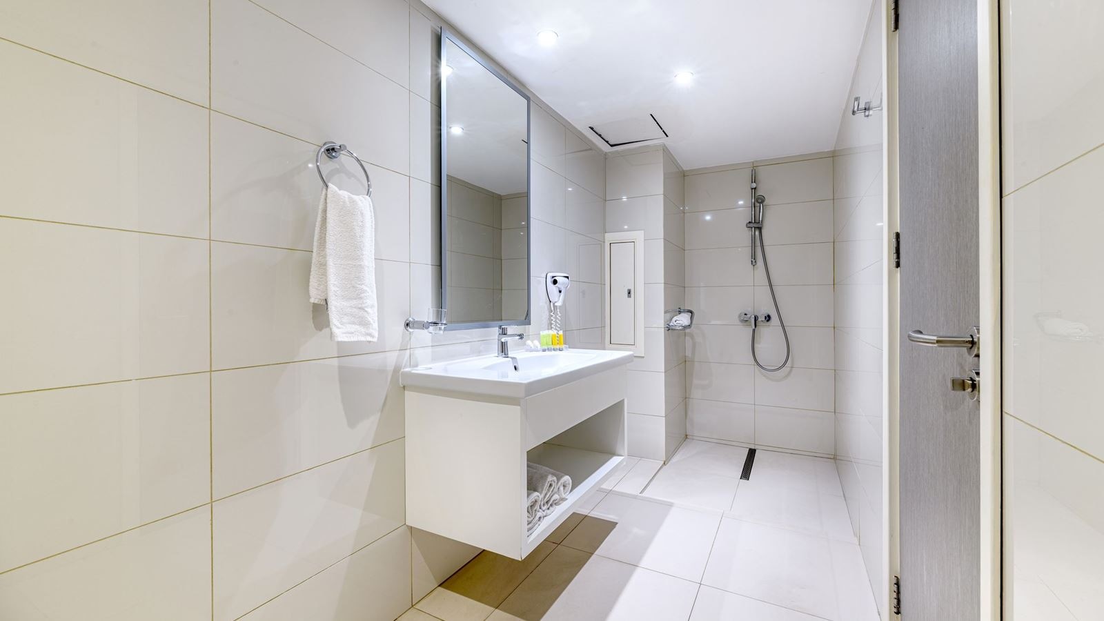 rooms-twin-pool-view