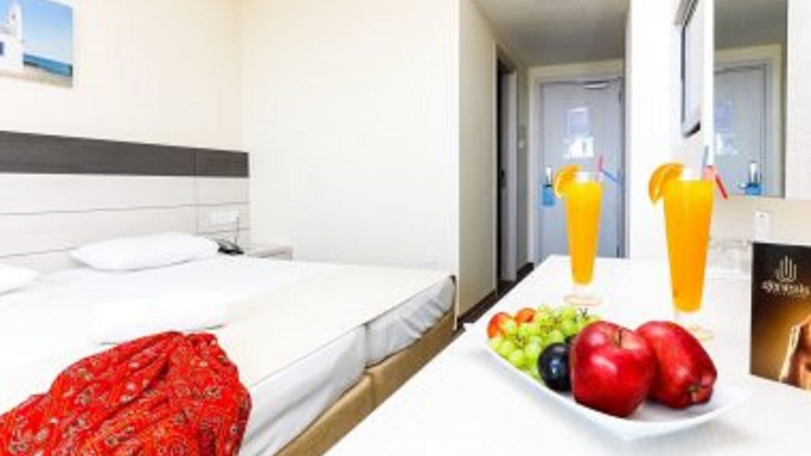 rooms-superior-familyroom-lateralseaviewbalcony-or-terrace