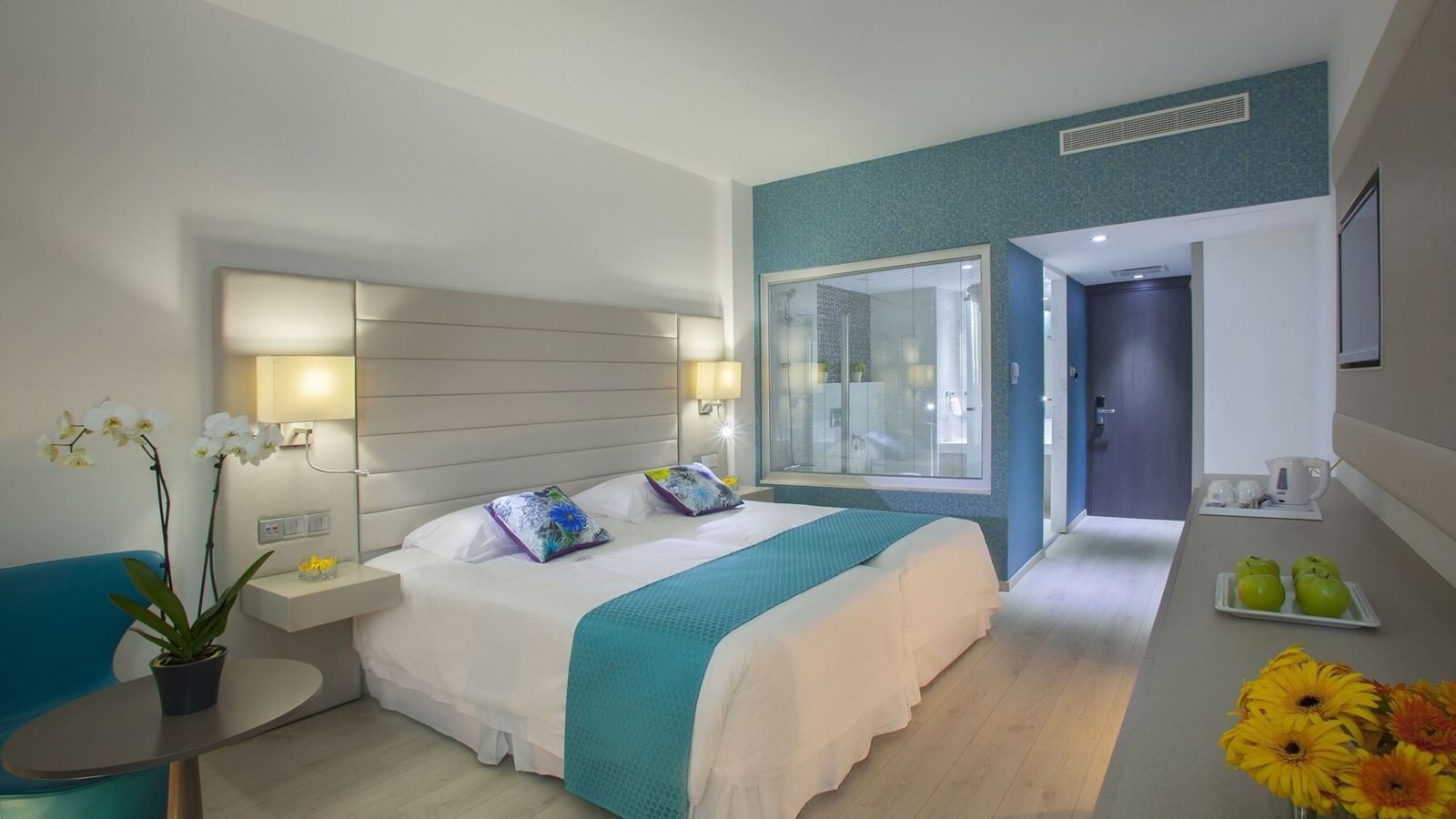 rooms-standard-familyroom-lateralseaview-balcony