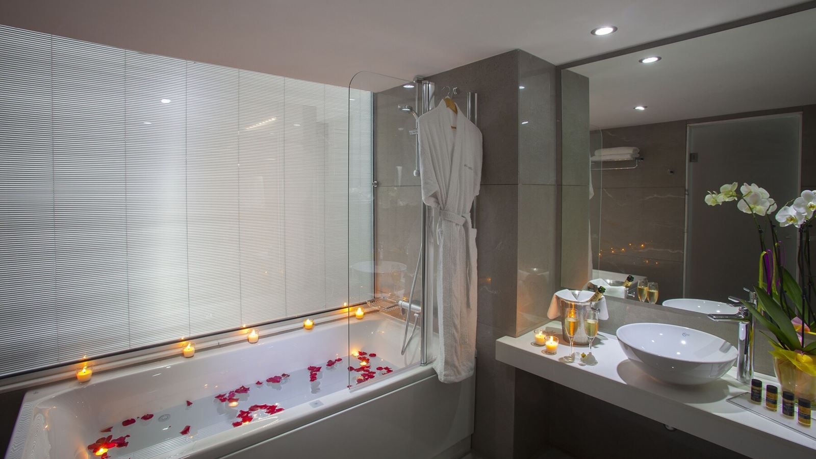 rooms-standard-familyroom-lateralseaview-balcony