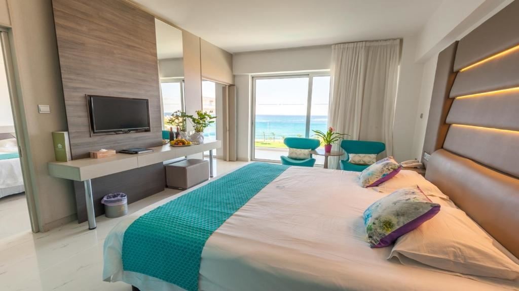 rooms-deluxe-familysuite-seaview-balcony