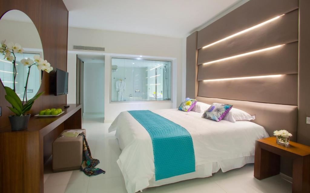 rooms-deluxe-familysuite-seaview-balcony