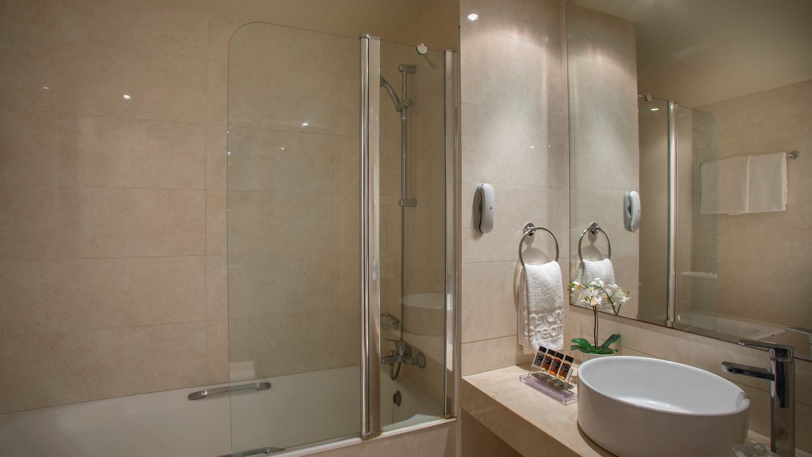 rooms-singleuse-standard-room-lateralseaview-balcony