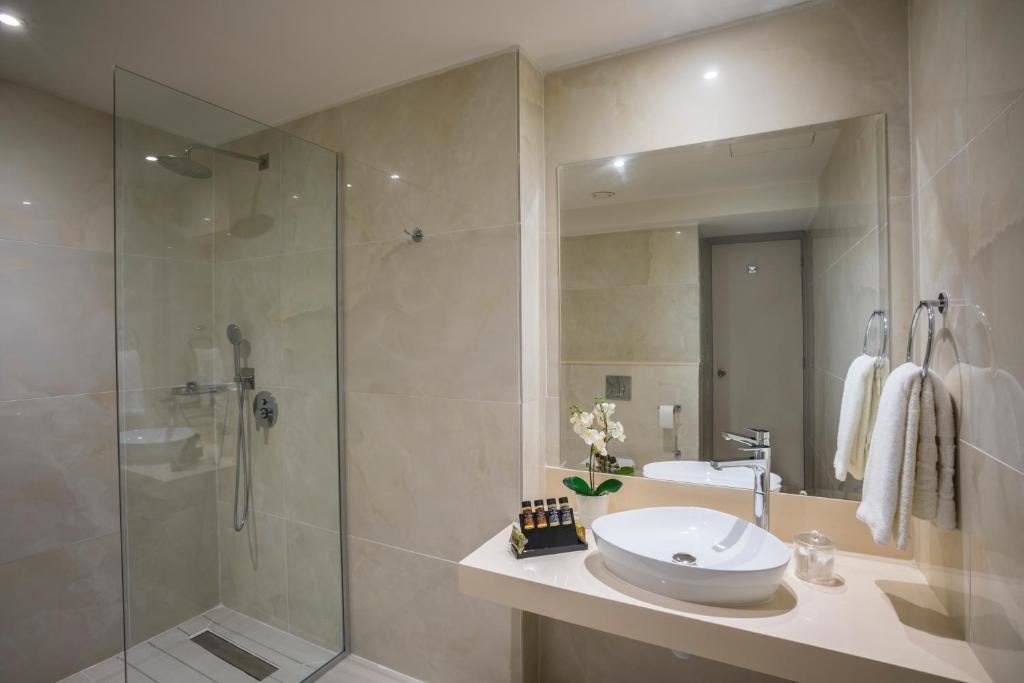 rooms-standard-room-lateralseaview-balcony