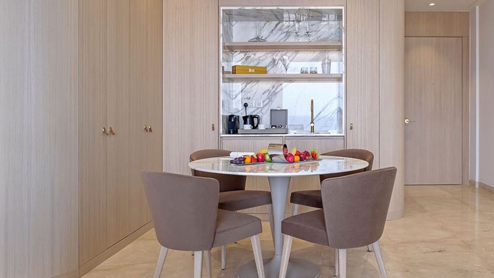 rooms-1-bedroom-suite-balcony-or-terrace