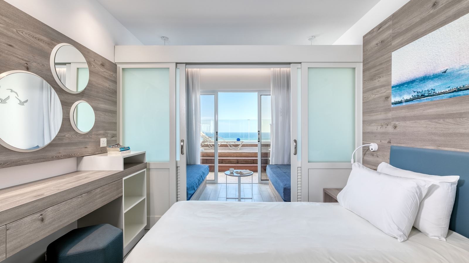 rooms-double-standard-familyroom-seaview-balcony-or-terrace