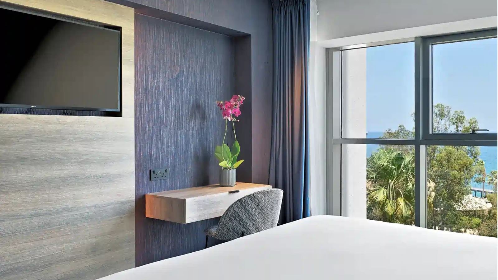 rooms-executive-room-sea-front