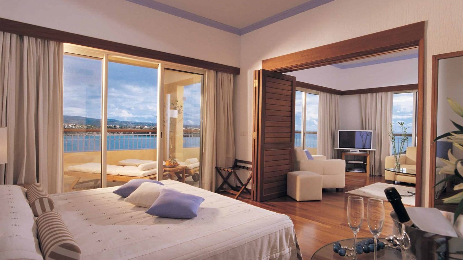rooms-1-bedroom-superior-suite-sea-view