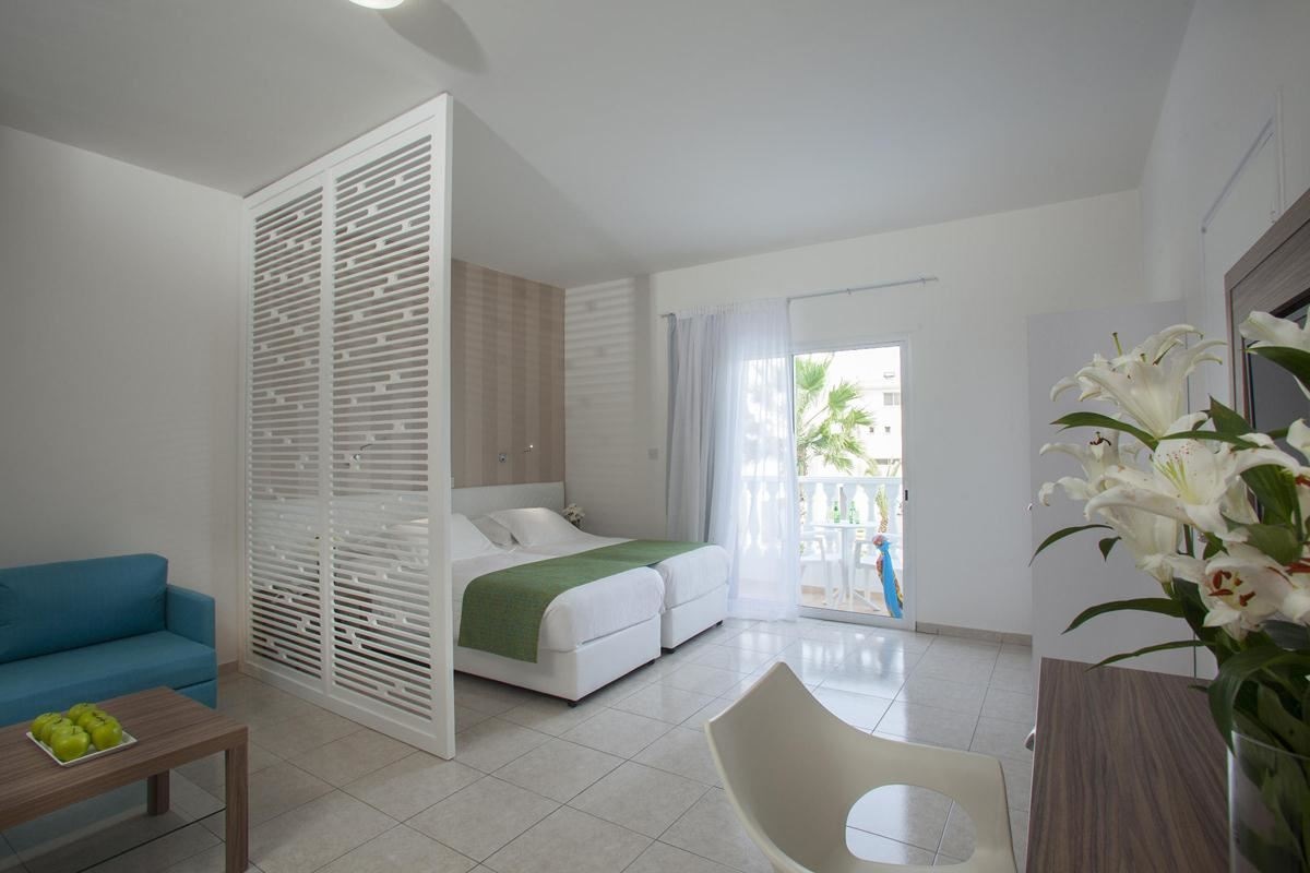 rooms-superior-studio-balcony-or-terrace