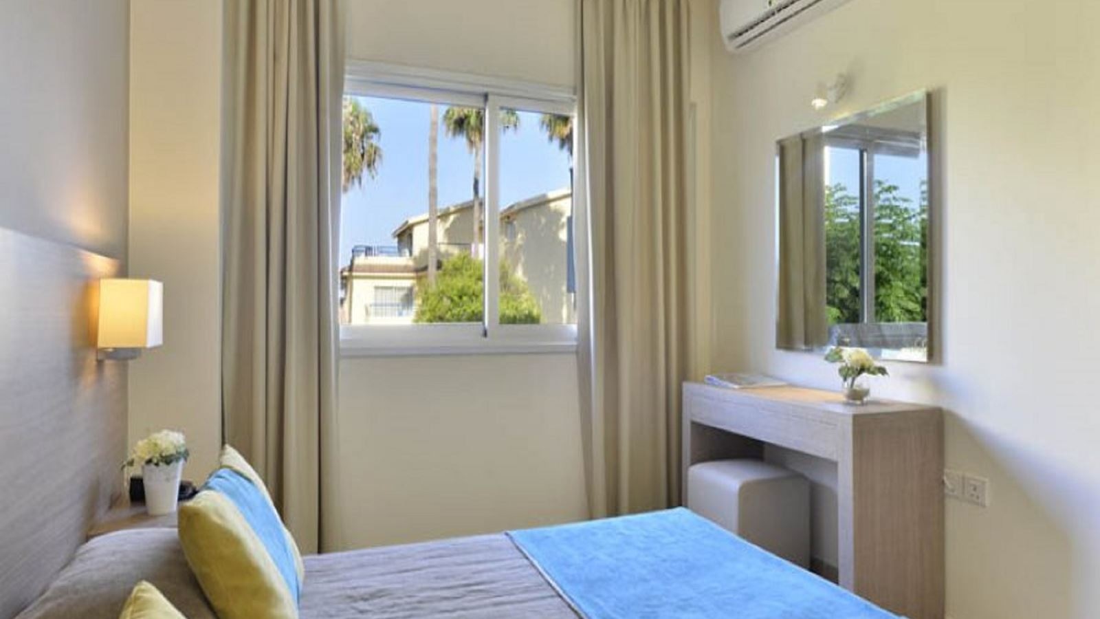 rooms-deluxe-suite-balcony-or-terrace