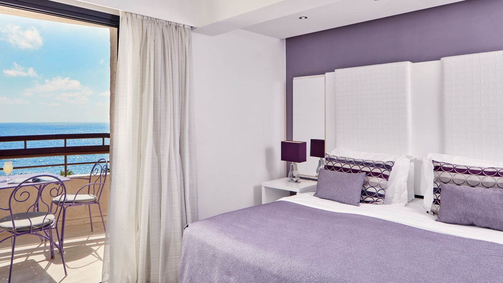 rooms-standard-suiteseaviewbalcony