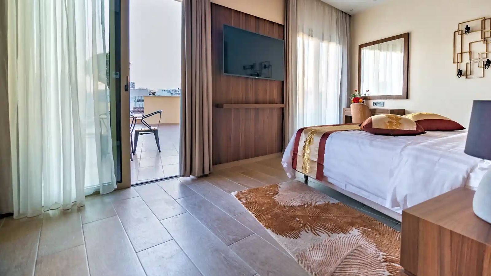 rooms-double-room-deluxe-city-view-balcony