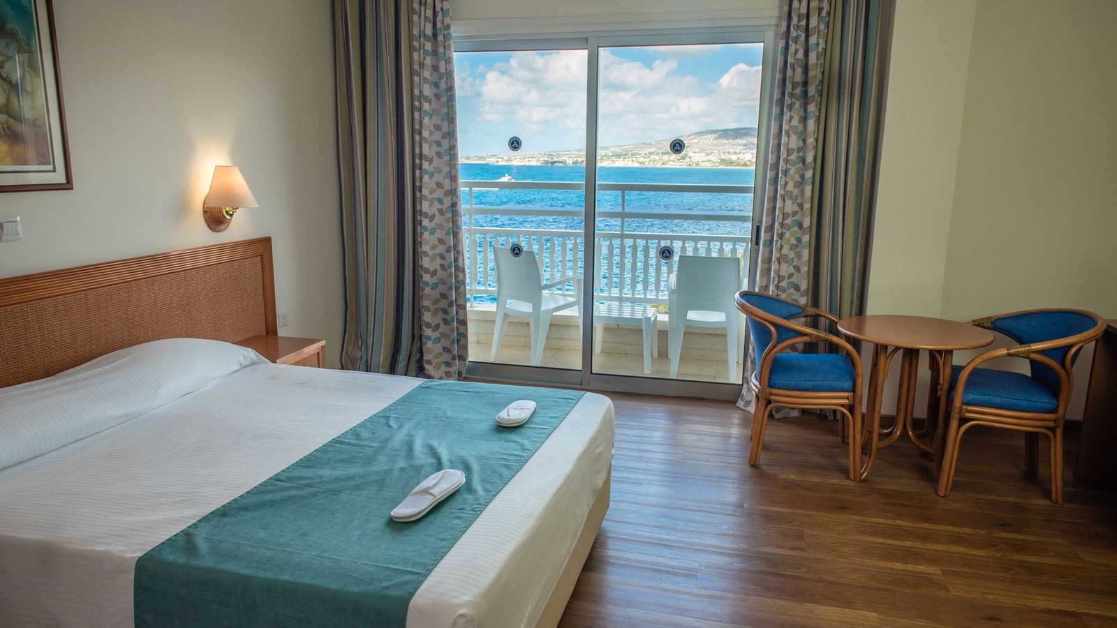 rooms-superior-room-seaview-balcony