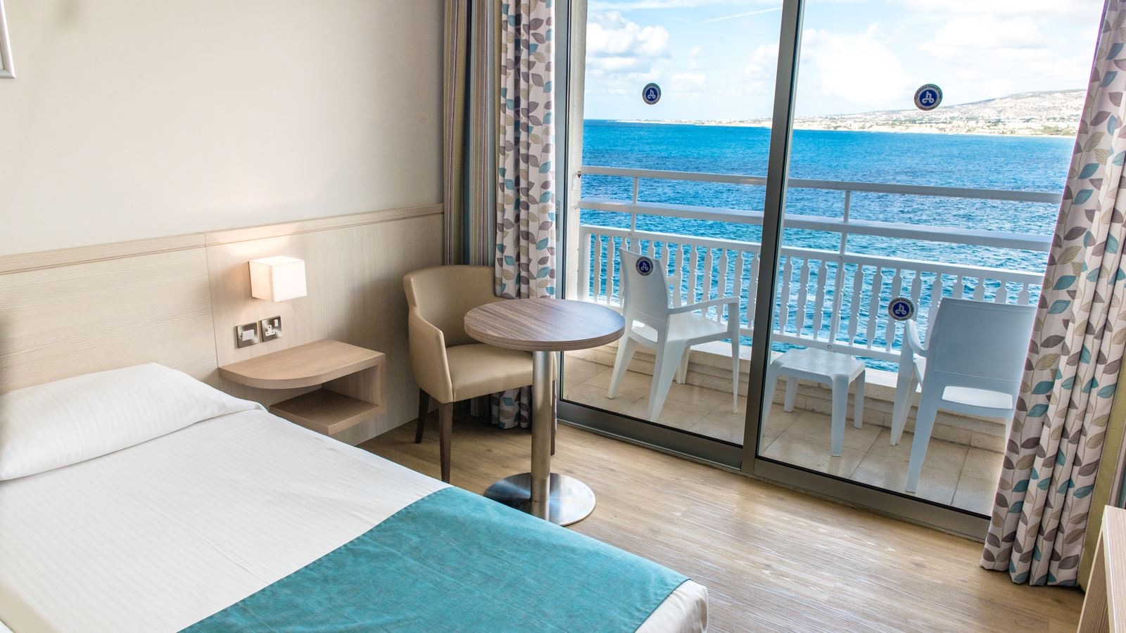 rooms-family-room-sea-view