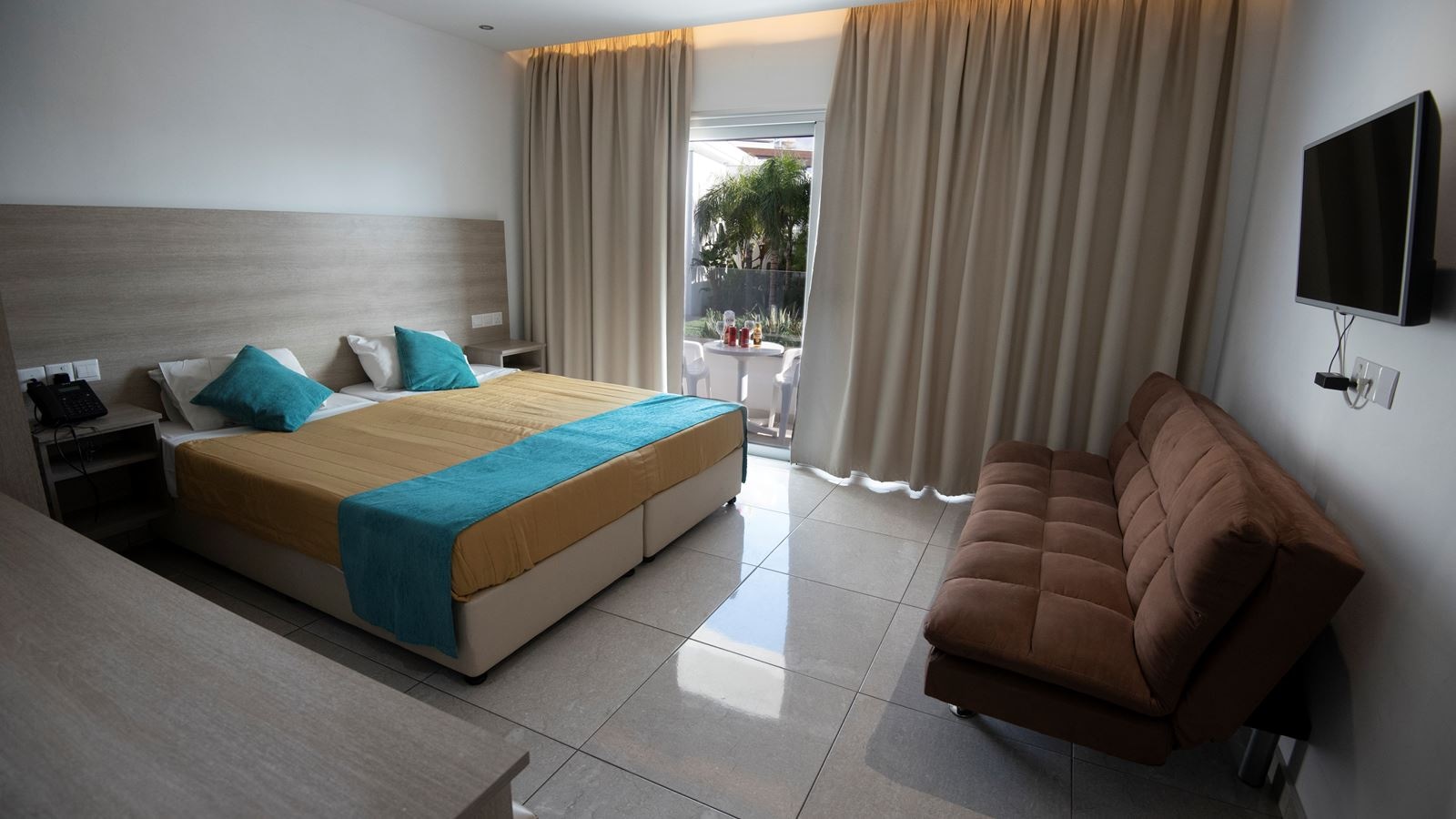 rooms-standard-room-poolview-balcony