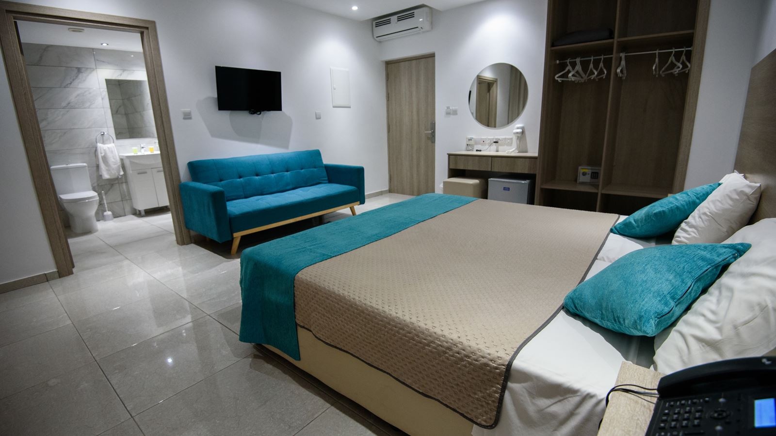 rooms-standard-room-poolview-balcony