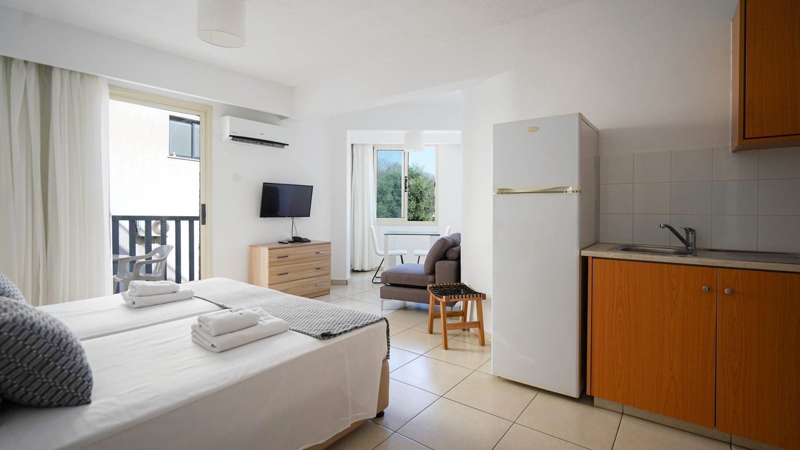 rooms-2-bedroom-standard-apartment--balcony