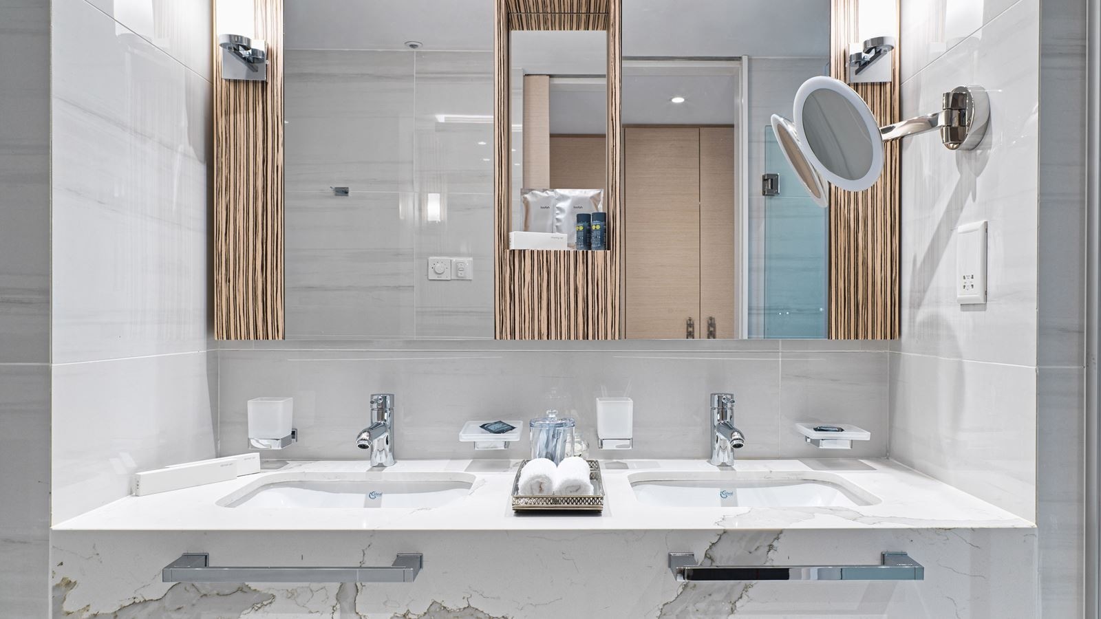 rooms-superior-room-garden-pool-view-balcony