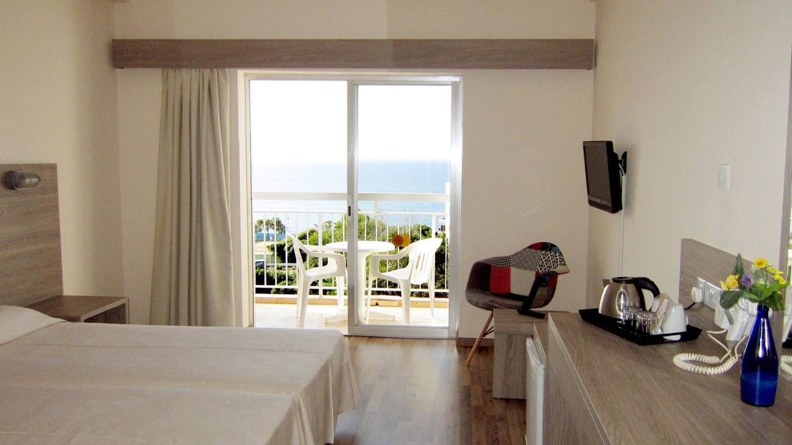 rooms-room-lateral-sea-view-or-pool-view-balcony