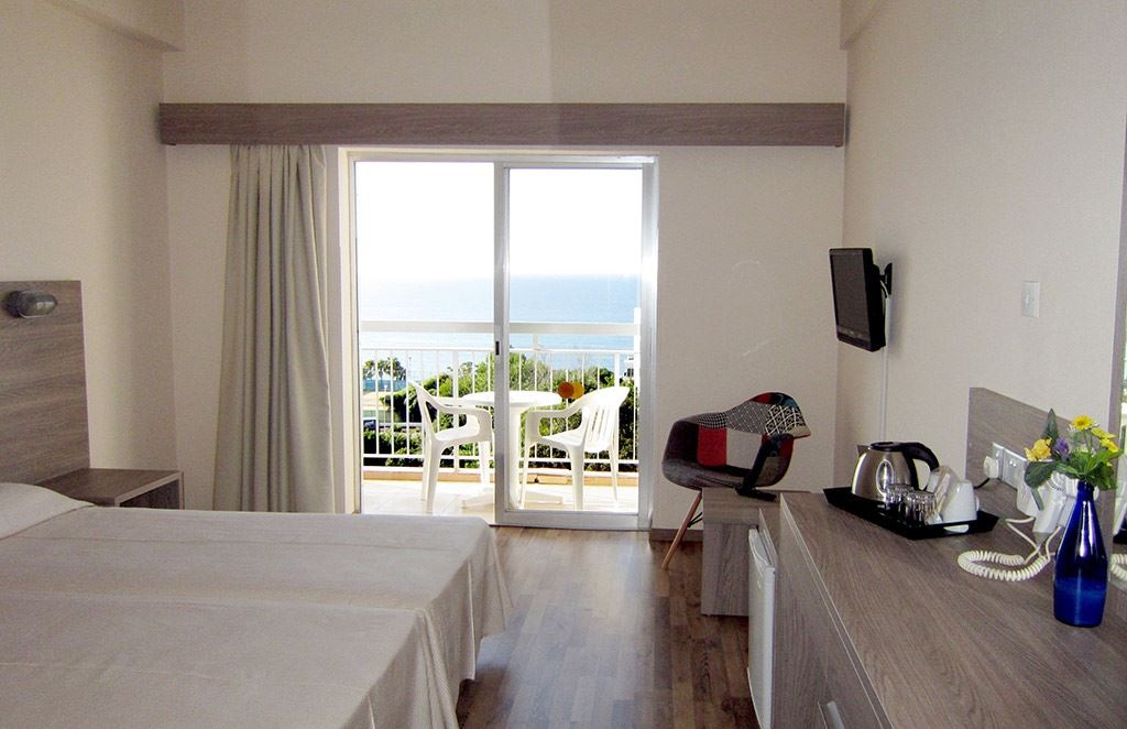 rooms-single-room-lateral-sea-view-or-pool-view-balcony