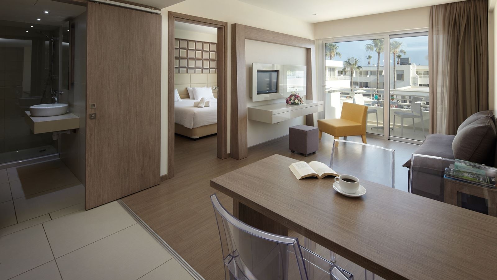 rooms-luxury-familyroom-balcony