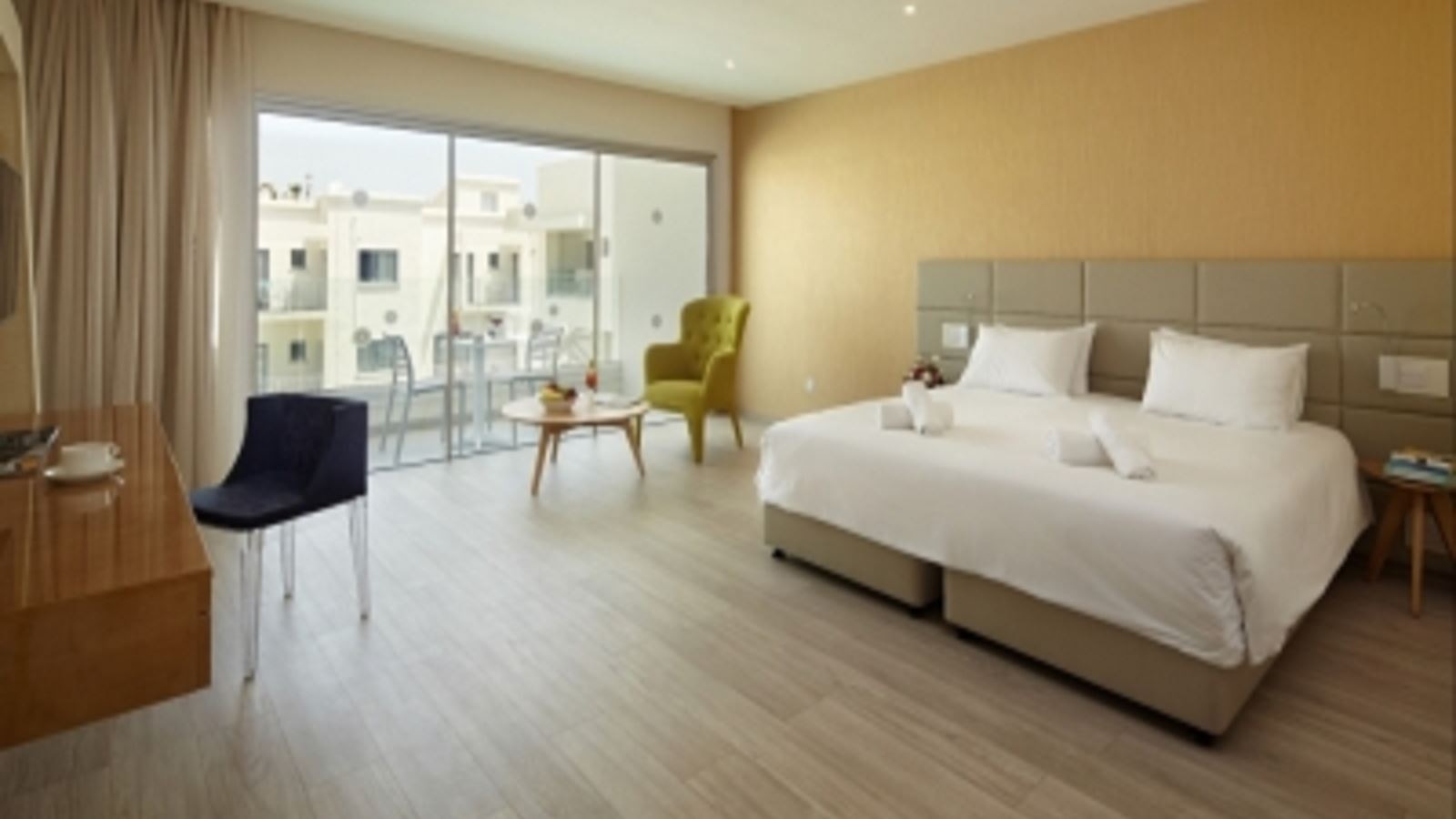 rooms-luxury-room-balcony