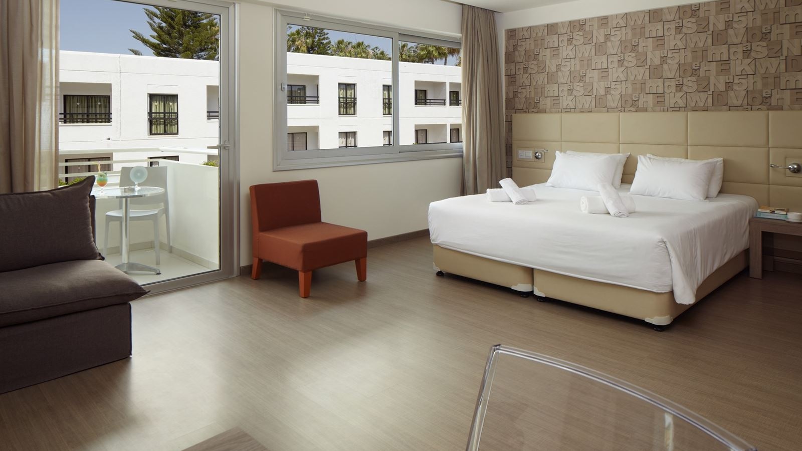 rooms-1-bedroom-suite-poolview-balcony