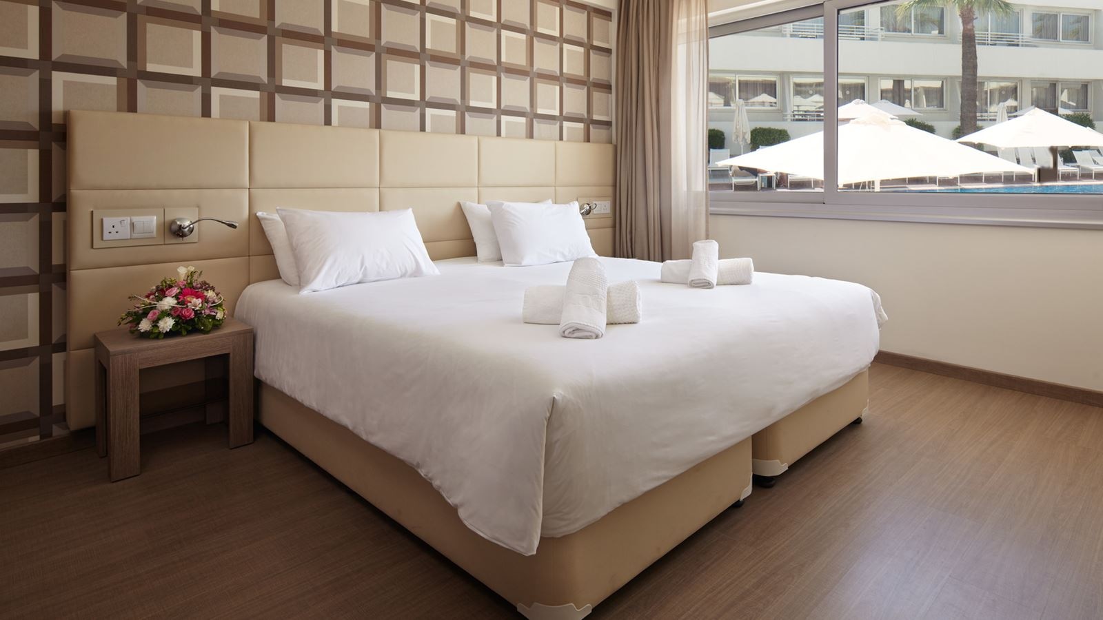 rooms-1-bedroom-suite-poolview-balcony